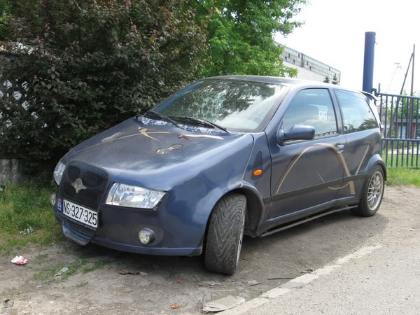 voir falloir fouillié pour trouvé pire les gars S7-Saucisse-du-vendredi-Fiat-Punto-Serbian-connexion-180715