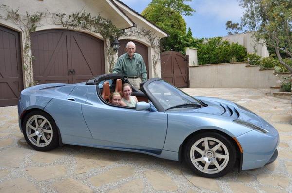 Insolite S7-La-belle-histoire-d-un-proprietaire-de-Tesla-Roadster-de-98-ans-qui-la-donne-a-sa-petite-fille-de-16-ans-188134