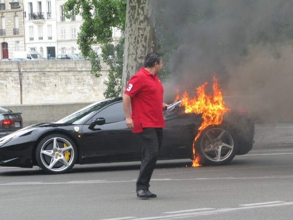 Coup de gueule légitime - Page 4 S7-Une-Ferrari-458-Italia-prend-feu-a-Paris-58987