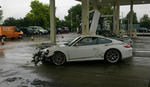 Pas LoL S0-Un-exemplaire-de-la-derniere-Porsche-911-GT3-RS-se-crashe-dans-une-station-essence-BP-61091