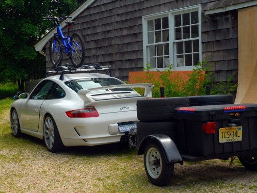 Ah ouais quand même ... S7-Scene-normale-je-tracte-ma-remorque-en-Porsche-911-GT3-avec-mon-velo-sur-le-toit-61540