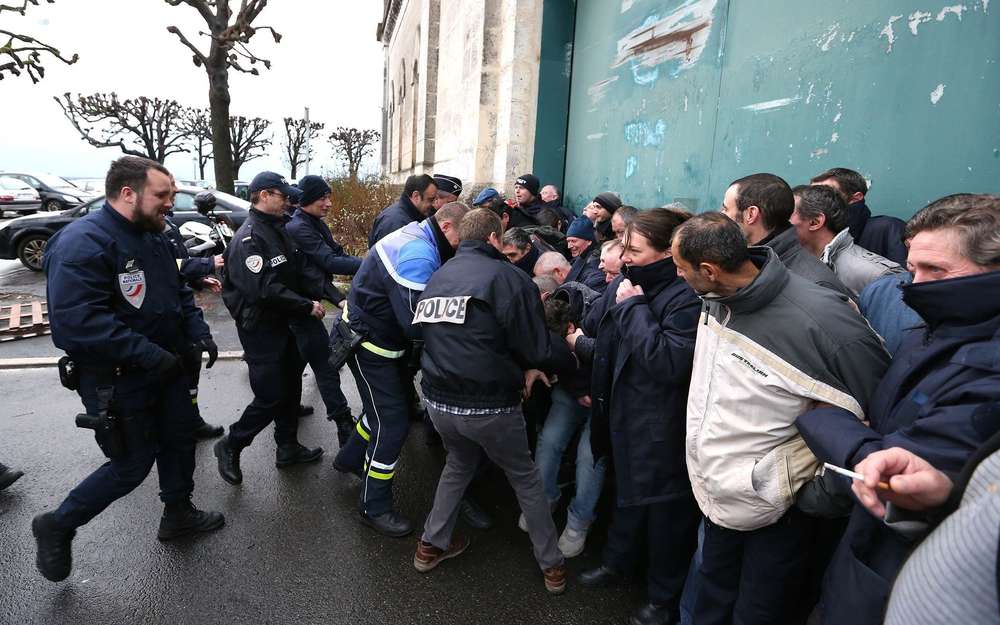 [Prisons] Une avocate dépose une plainte pénale contre l'État Vers-9h30-les-policiers-ont-deloge-les-surveillants-en-greve