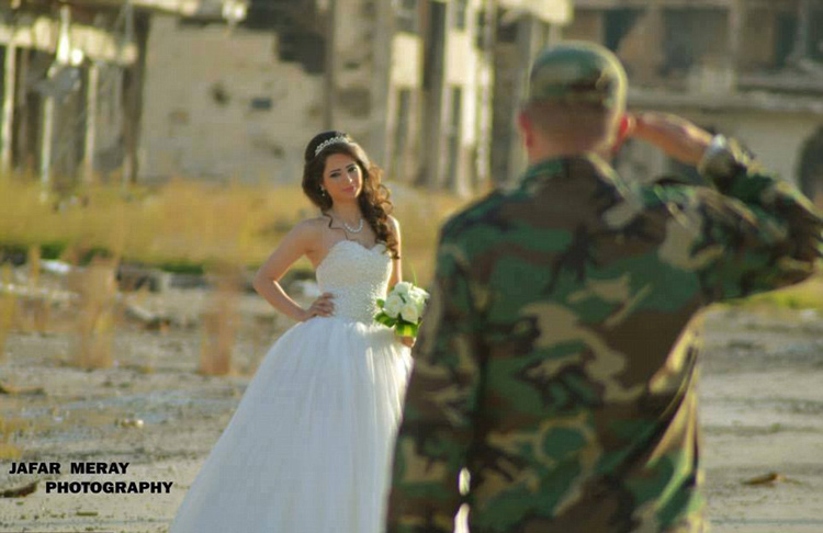 زوجان سوريان يلتقطان صور زفافهما في أطلال مدينة حمص 7427ea2107f117f45b282b