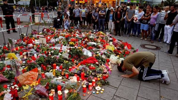 Terrorismo en el Mundo - Página 3 Flores-Munich-perpetrada-admirador-Reuters_CLAIMA20160723_0201_28