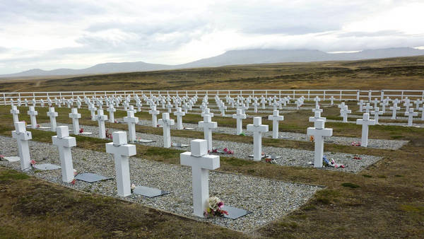 Malvinas en los medios nacionales e internacionales. - Página 34 Cementerio-Darwin_CLAIMA20161220_0165_28