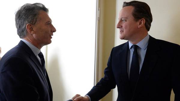 Argentina intentará que UK levante el embargo de armas Macri-Cameron-bilateral-Davos-enero_CLAIMA20160509_0213_28