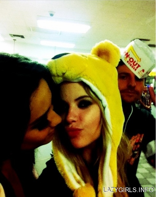 Fotos comprometedoras. - Página 2 Ashley_benson_ashley_benson_and_shay_mitchell_near_kiss_n7xbvd0.sized