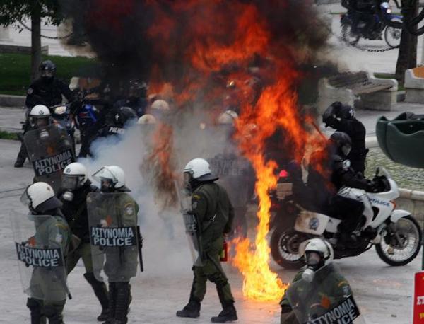 اضطرابات ...وحرائق في أثينا ...شاهد الصور - بعض الصور مروعة وننصح بمنع الأطفال من مشاهدتها  At_021_672-458_resize