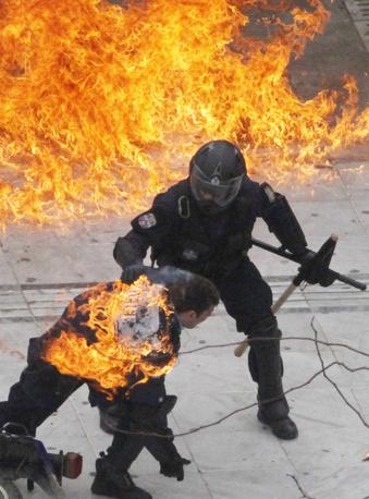 اضطرابات ...وحرائق في أثينا ...شاهد الصور - بعض الصور مروعة وننصح بمنع الأطفال من مشاهدتها  At_07_672-458_resize