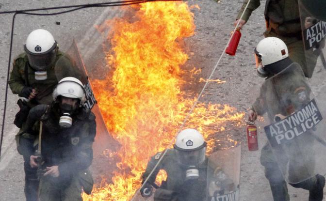 اضطرابات ...وحرائق في أثينا ...شاهد الصور - بعض الصور مروعة وننصح بمنع الأطفال من مشاهدتها  At_09_672-458_resize