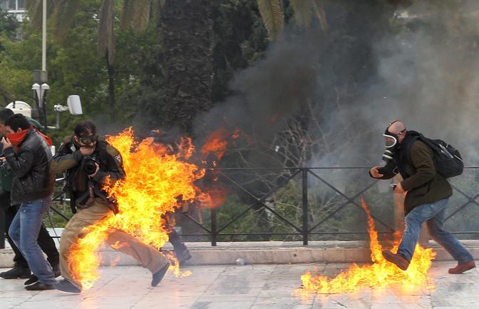 اضطرابات ...وحرائق في أثينا ...شاهد الصور - بعض الصور مروعة وننصح بمنع الأطفال من مشاهدتها  At_13_672-458_resize