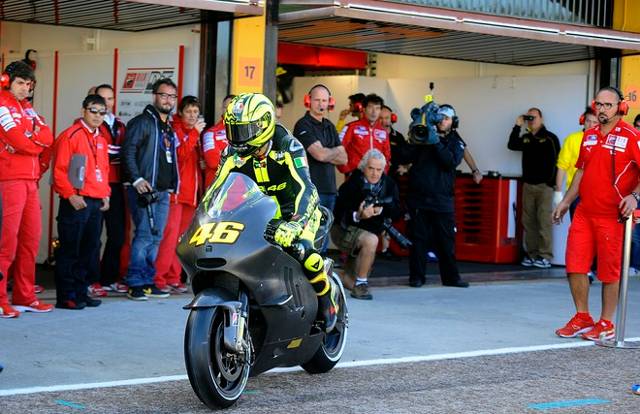 foto uji coba valentino rossi  dengan Motor Ducati R8-isi