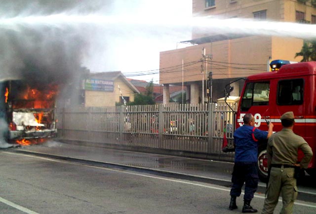 Bus TransJ gandeng terbakar <<  TransJTerbakar3