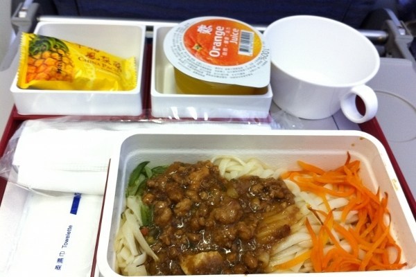 Makanan di Pesawat Enak atau Tidak, Cek Dulu Situs Ini 192754_airlinemeals5chinaair