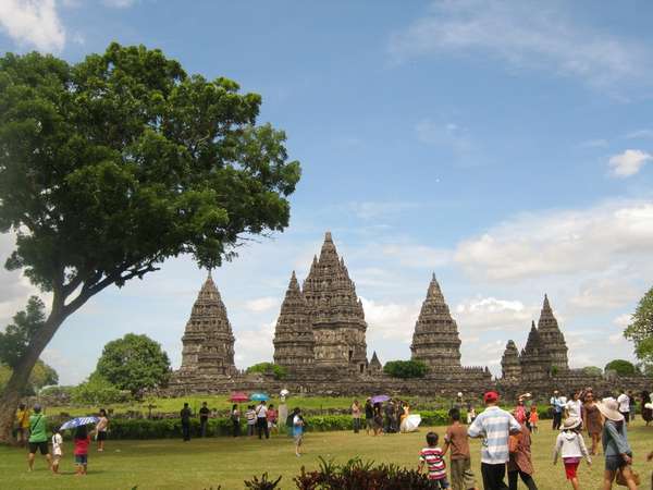 Ini Alasan Wisatawan 'Numplek' di Pulau Jawa 104116_candiprambanan