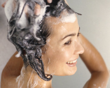 Tips Memilih Shampoo untuk Atasi Rambut Berminyak 101331_keramas