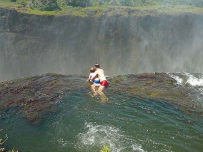 Zambia Punya Kolam Renang Setan? 193228_kolam1