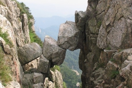 Keajaiban Alam, Batu Gunung Jatuh Berubah Jadi Jembatan 164936_batujem2