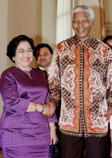 Kenangan Mandela Berkemeja Batik dengan Tokoh Dunia 163806_megawatiafp