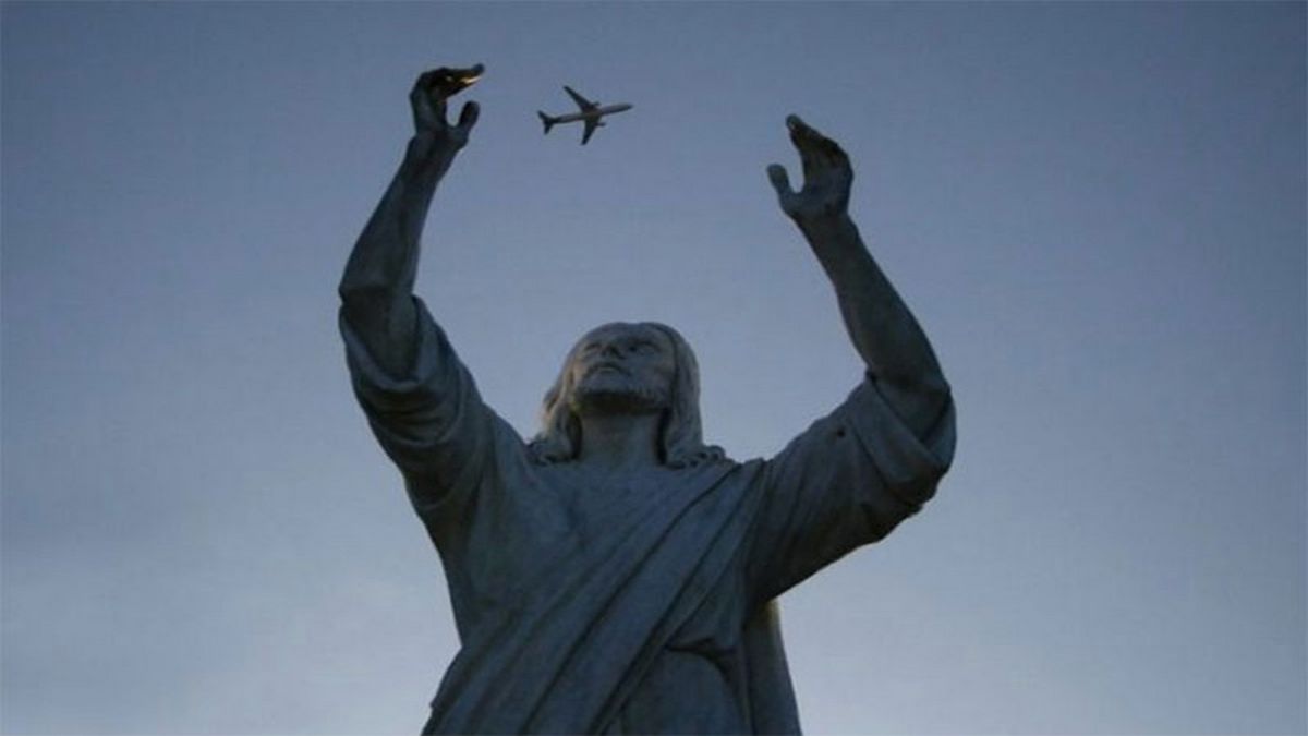 EL RINCON DE ENERI (3) - Página 12 Statue-juggling-plane-perfect-timing