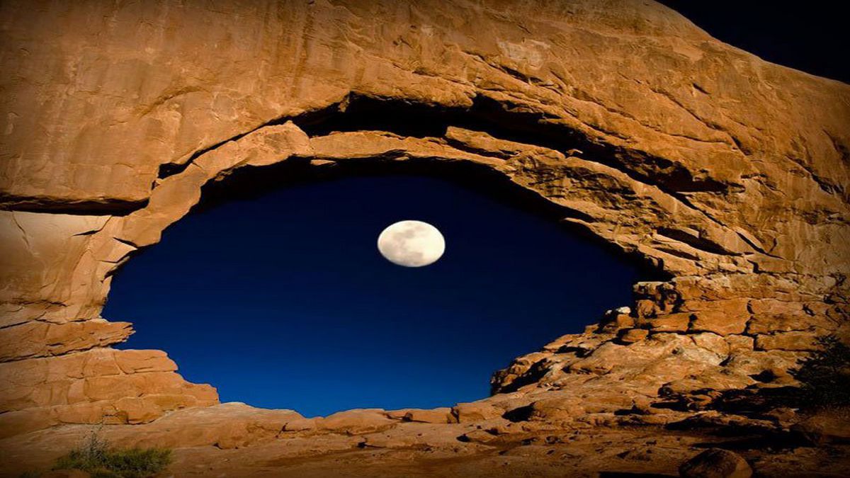 eneri - EL RINCON DE ENERI (3) - Página 12 The-moon-through-north-window-arches-national-park-utah-united-states