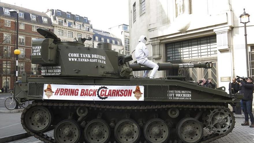 La BBC despide a Jeremy Clarkson... Tanque-BBC-presentador-Top-Gear_EDIIMA20150320_0812_13