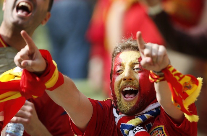 إسبانيا وإيطاليا إلى ربع النهائي 2806-spain-s-team-supporter-with-his-face-painted-cheers-before-the-st