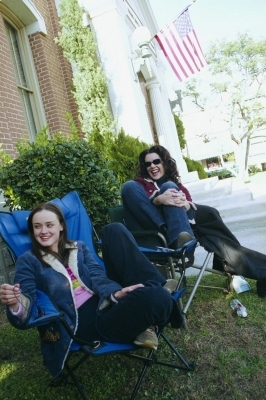 Gilmore Girls Behind-The-Scenes-gilmore-girls-116932_266_400