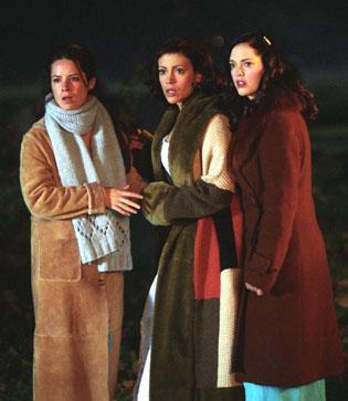 Галерия на чародейките заедно - Page 6 Charmed-Ones-charmed-40657_315_363