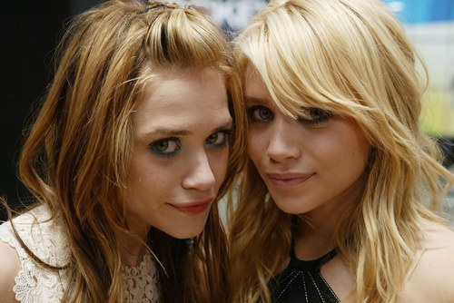 ◄♫♥♠ صور لــ Mary & Ashley ♫♥♠► Mary-Kate---Ashley-mary-kate-and-ashley-olsen-657601_500_334