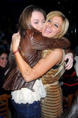 اكبر مجموعة صور لمايلي سايروس 2011 Miley--miley-cyrus-153456_266_400