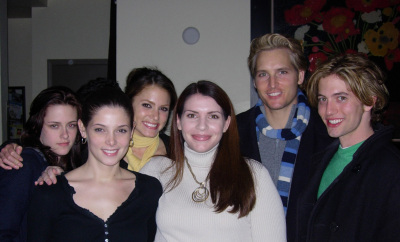 Stephenie Meyer with the cast Stephenie-Meyer-with-the-cast-stephenie-meyer-798542_400_242