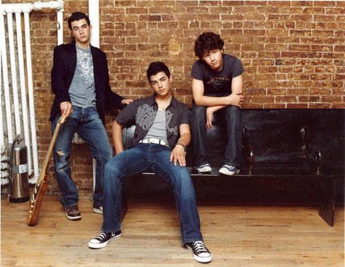 صور جوناس برذرز Jonas Brothers photos  The-Jonas-Brothers-the-jonas-brothers-122398_500_388