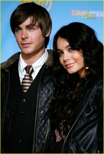 آآكبـر موسـوعـه صـور لـ zanessa مــع pink lule Zac-And-Vanessa--zac-efron-and-vanessa-hudgens-480476_338_500