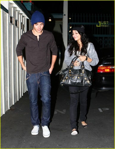 آآكبـر موسـوعـه صـور لـ zanessa مــع pink lule Zac-and-Vanessa-zac-efron-and-vanessa-hudgens-590859_387_500