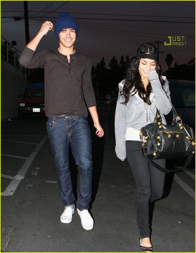 آآكبـر موسـوعـه صـور لـ zanessa مــع pink lule Zac-and-Vanessa-zac-efron-and-vanessa-hudgens-590862_387_500