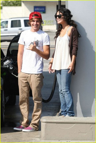 آآكبـر موسـوعـه صـور لـ zanessa مــع pink lule Zanessa-zac-efron--26-vanessa-hudgens-300286_334_500