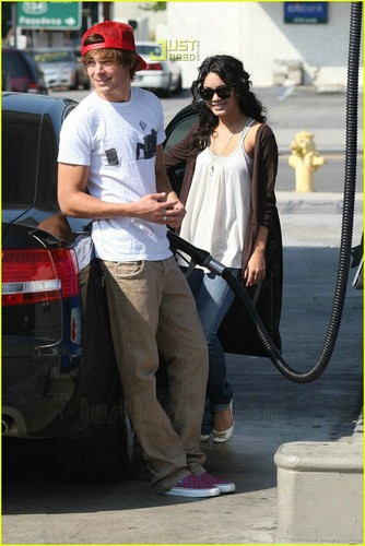 آآكبـر موسـوعـه صـور لـ zanessa مــع pink lule Zanessa-zac-efron--26-vanessa-hudgens-300289_334_500