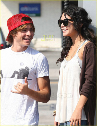 آآكبـر موسـوعـه صـور لـ zanessa مــع pink lule Zanessa-zac-efron--26-vanessa-hudgens-300294_386_500