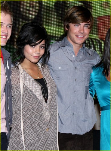 آآكبـر موسـوعـه صـور لـ zanessa مــع pink lule Zanessa-zac-efron--26-vanessa-hudgens-300300_369_500