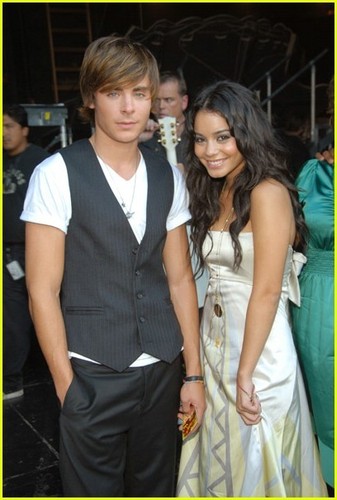 آآكبـر موسـوعـه صـور لـ zanessa مــع pink lule Zanessa-zac-efron--26-vanessa-hudgens-300302_337_500