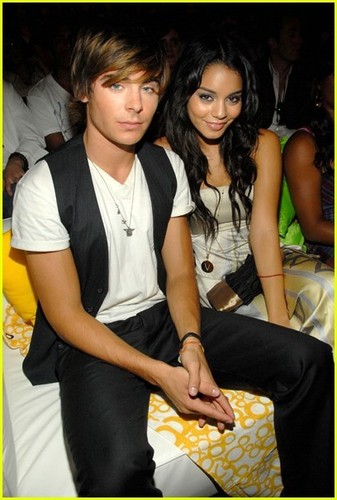 آآكبـر موسـوعـه صـور لـ zanessa مــع pink lule Zanessa-zac-efron--26-vanessa-hudgens-300303_337_500