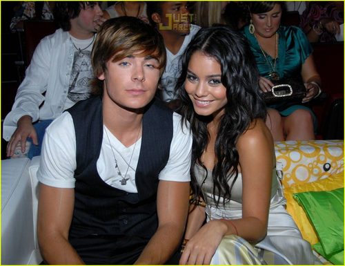 آآكبـر موسـوعـه صـور لـ zanessa مــع pink lule Zanessa-zac-efron--26-vanessa-hudgens-300305_500_385