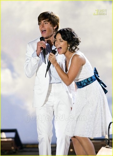 آآكبـر موسـوعـه صـور لـ zanessa مــع pink lule Zanessa-zac-efron--26-vanessa-hudgens-300309_363_500