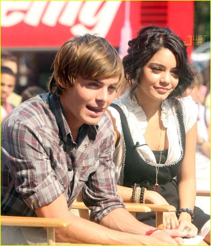 آآكبـر موسـوعـه صـور لـ zanessa مــع pink lule Zanessa-zac-efron--26-vanessa-hudgens-300322_429_500