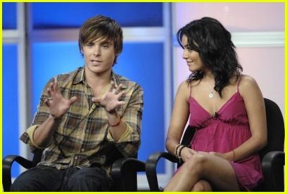 آآكبـر موسـوعـه صـور لـ zanessa مــع pink lule Zanessa-zac-efron--26-vanessa-hudgens-300326_411_278