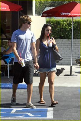 آآكبـر موسـوعـه صـور لـ zanessa مــع pink lule Zanessa-zac-efron--26-vanessa-hudgens-332349_268_400