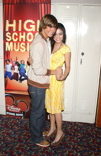 آآكبـر موسـوعـه صـور لـ zanessa مــع pink lule Zanessa-zac-efron--26-vanessa-hudgens-332351_326_500