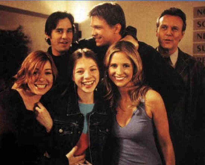 Algunas fotos de la serie ^^  Btvs-behind-the-scene-buffy-the-vampire-slayer-631252_800_643