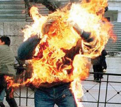 مصري يشعل النار في نفسه أمام مجلس الشعب بالقاهرة Fire0